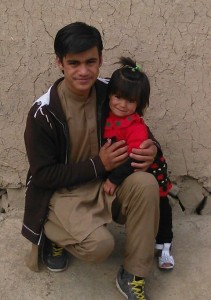 Mujtaba mit seiner jüngsten Schwester